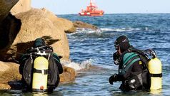Buzos de la Guardia Civil inspeccionando la l�nea de costa.