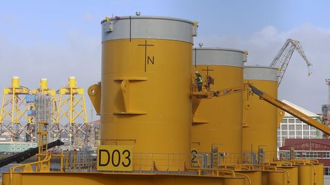 Estructuras de e�lica marina en construcci�n en Navantia Fene