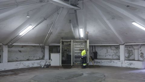 Cuadro el�ctrico dentro de la fuente de Cuatro Caminos