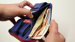 Una cartera con dinero en su interior.