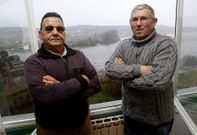 V�zquez y Gagino, posando ayer con la ribera cabanesa del Anll�ns como tel�n de fondo.