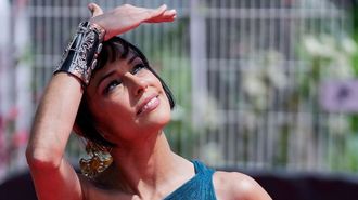 La intrprete ourensana Sara Casasnovas, en la alfombra roja del Festival de Cannes, luciendo la pueta y sapos del taller de orfebrera de la santiaguesa Susi Gesto.