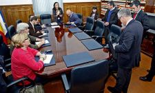 La reuni�n celebrada en Mar�n ayer reuni� a afectados, pol�ticos y portavoces de NGB.