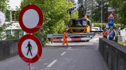 Trabajadores colocan una barrera en la localidad de Hermance, en la frontera de Suiza con Francia