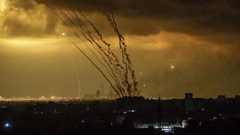 Estela de cohetes lanzados por las milicias al Qasam desde Gaza.