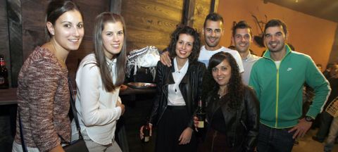 Fueron muchas las personas que no quisieron perderse la apertura de O Furancho do Floro, una parrillada situada en Obre.