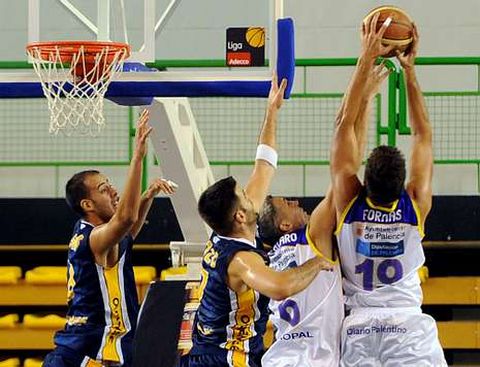 El combinado ourensano estuvo desacertado en casi todas las facetas del juego.