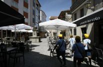 La plaza de As Rodas se cierra al tr�fico en verano para facilitar la instalaci�n de terrazas. 