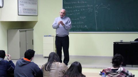 El exrector de a Universidad de Oviedo, Vicente Gotor, imparte Qu�mica Org�nica a un grupo de alumnos de segundo.El exrector de a Universidad de Oviedo, Vicente Gotor, imparte Qu�mica Org�nica a un grupo de alumnos de segundo
