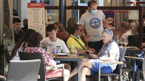 Buena parte de los visitantes ayer no usaban las mascarillas en las terrazas