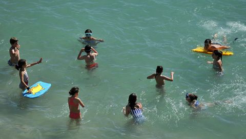 Las playas de Riazor, Orzn, Matadero y San Amaro se han llenado de gente en el primer da de la fase 2 de la desescalada, con el bao ya permitido