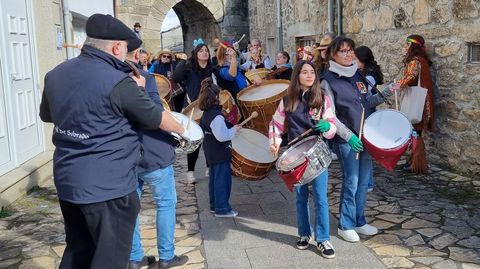 Ourense demuestra que es tierra de entroido.El foli�n de Sobrado de Trives en el desfile de Manzaneda.