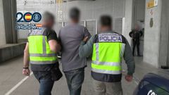 Marti&ntilde;o Ramos, el jueves, custodiado por la Polic&iacute;a Nacional el jueves, cuando lleg&oacute; a Barajas en un vuelo procedente de Cuba