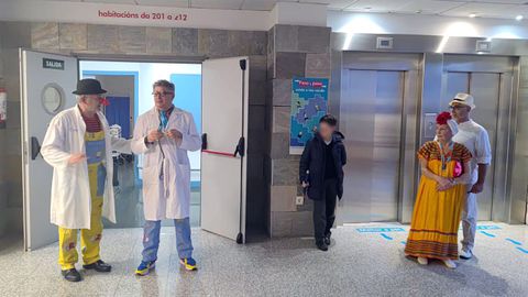 Integrantes de la Asociaci�n Cultural O Castro ayer en el hospital