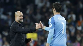 Pep Guardiola y Thibaut Courtois, salud�ndose en el encuentro entre el Real Madrid y el Manchester City de la fase liguera de la Champions.