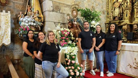Parte de la comisi�n de fiestas con la talla orginal que saldr� el domingo