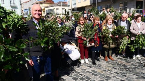 Fieles portando ramos en la plaza de la Estaci�n de Monforte