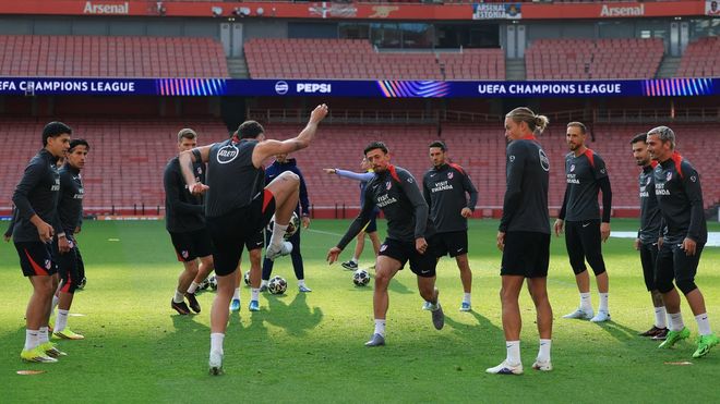 Jugadores del Atl�tico de Madrid, durante la sesi�n de entrenamiento previa al encuentro de Champions League.