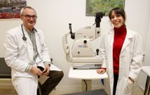 Marta Pena y el internista Antonio Pose, con el retin�grafo que utilizaron para el estudio. 