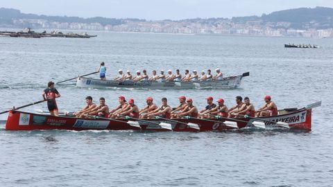 Las traineras de Mecos (al fondo) y Cabo da Cruz, durante la regata