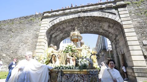 Lluvia de flores en la procesin de Corpus de Lugo