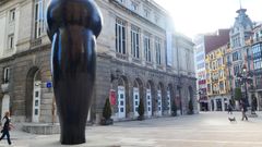 El Teatro Campoamor, en Oviedo, rodeado de algunos paseantes