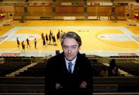 Julio Gonz�lez, ayer en el Pazo mientras el Breog�n se entrenaba sobre el parqu�.