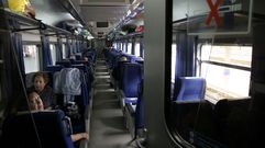 Pasajeros del tren diurno con destino Bilbao, en la estaci�n de Monforte en una fotograf�a de archivo