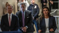 Alina Habba, abogada de Trump, habla con los medios de comunicaci�n durante el primer d�a de declaraciones del juicio.