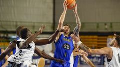 Jurgens ayudando a cargar el rebote