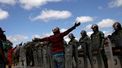 Civiles esperan en la frontera con Brasil donde soldados venezolanos mantienen cerrados los pasos fronterizos