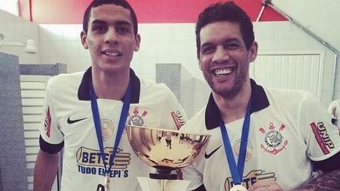 Douglas, con su hermano Betao, que milit� en el Lobelle de Santiago