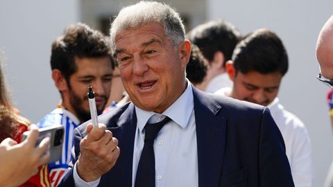 El presidente Joan Laporta a la llegada del autob�s del Barcelona al hotel de concentraci�n del equipo este jueves. Oviedo y Barcelona vuelven a medirse en un partido de la m�xima categor�a 24 a�os despu�s