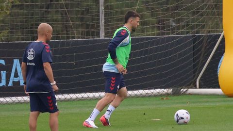 El jugador propriedad del Celta Carles P�rez, en un entrenamiento de esta temporada, en presencia del preparador f�sico �lex And�jar.