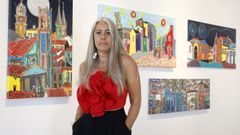 Elena Otero Chas, delante de los cuadros que forman parte de la exposici�n  De color Betanzos  en el Museo das Mari�as