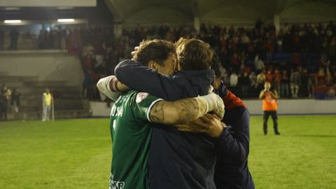 Jugadores del Pontevedra abrazados tras el partido en O Couto.