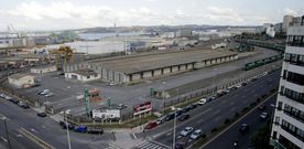 La nave, en medio de la terminal, se encuentra fuera del suelo portuario y a solo unos metros de la plaza de la Palloza y de Tabacos. 