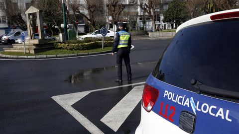 Un agente de Ribeira controlando el trfico, en una imagen de archivo