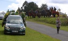 A la izquierda el coche f�nebre con los restos mortales de Tatiana y a la derecha, los jinetes. 