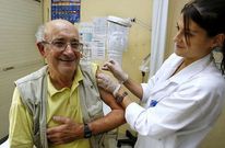 Jacobo Rey, a sus 70 a�os, no falta nunca a su cita con la vacuna de la gripe en San Roque. 