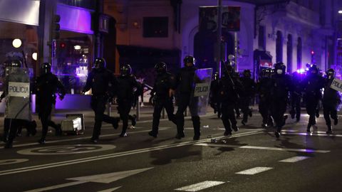 Miembros de la Polic�a Nacional recorren la Gran Via de Madrid 