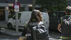 Agentes de la Polic�a Nacional trasladan cajas con documentaci�n relacionada con la presunta corrupci�n de Zapatero.