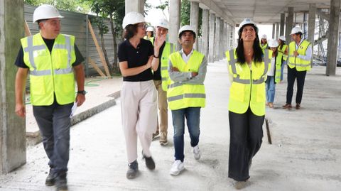 Visita de la conselleira de Vivenda, Mar�a Mart�nez Allegue, y del alcalde de Ferrol, Jos� Manuel Rey Varela, al edificio de viviendas que se construyen en la parcela n�mero 2 de O Bert�n.