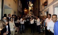 Con mucha emoci�n se vivi� anoche en Celeiro la procesi�n en la que la Virgen baja al puerto. 