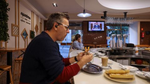 Dos personas&nbsp;desayunando esta ma&ntilde;ana en&nbsp;un bar de Madrid,&nbsp;mientras el presidente anunciaba las elecciones anticipadas.