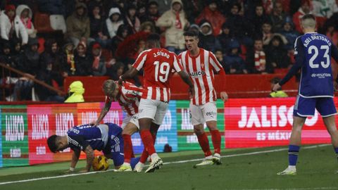 Derbi asturiano entre el Real Sporting de Gijon y el Real Oviedo en El Molin�n