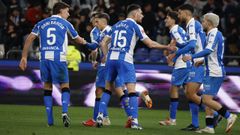 Zakaria, felicitado por sus compaeros tras el gol