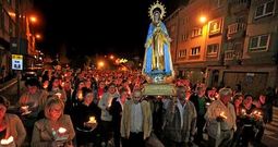 Los fieles de Carballo acompa�aron a la imagen de la Virgen en la tradicional procesi�n de las antorchas.