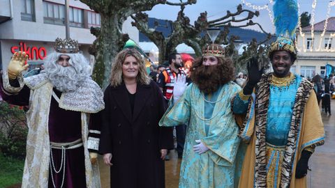 Melchor, Gaspar, Baltasar y la alcaldesa de Nar�n, Mari�n Ferreiro, antes de la cabalgata.