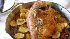 Una genuina palometa roja preparada al horno en un restaurante gallego